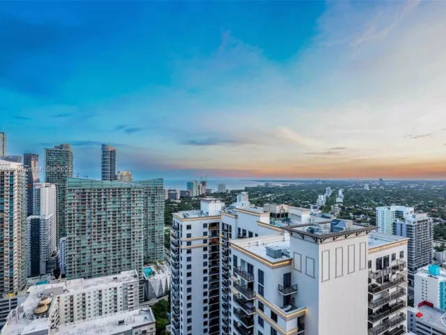 3-bedroom condo for rent in Miami - 55 SW 9th St 3906 - MondialRealty