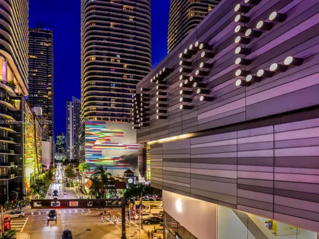 3-bedroom condo for rent in Miami - 55 SW 9th St 3906 - MondialRealty