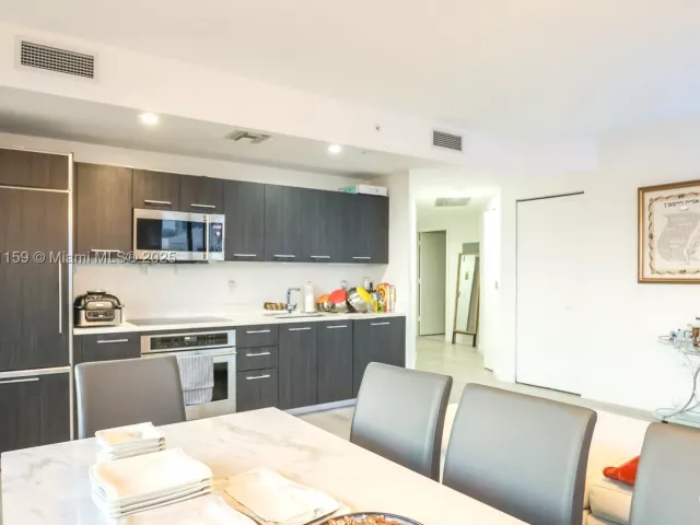 3-bedroom condo for rent in Miami - 55 SW 9th St 3906 - MondialRealty