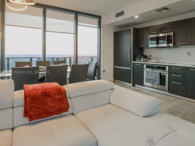 3-bedroom condo for rent in Miami - 55 SW 9th St 3906 - MondialRealty
