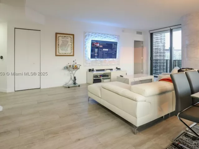 3-bedroom condo for rent in Miami - 55 SW 9th St 3906 - MondialRealty