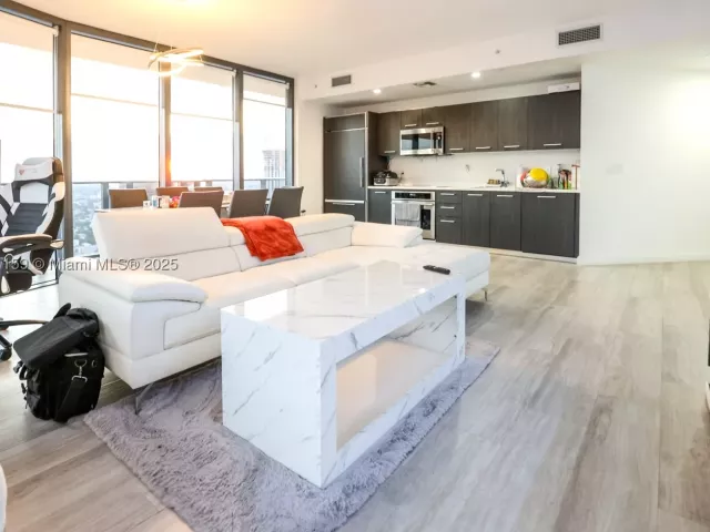 3-bedroom condo for rent in Miami - 55 SW 9th St 3906 - MondialRealty