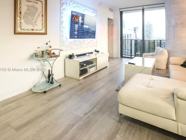 3-bedroom condo for rent in Miami - 55 SW 9th St 3906 - MondialRealty