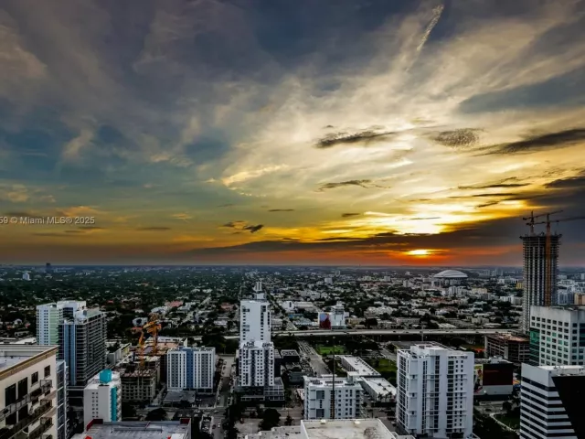 3-bedroom condo for rent in Miami - 55 SW 9th St 3906 - MondialRealty