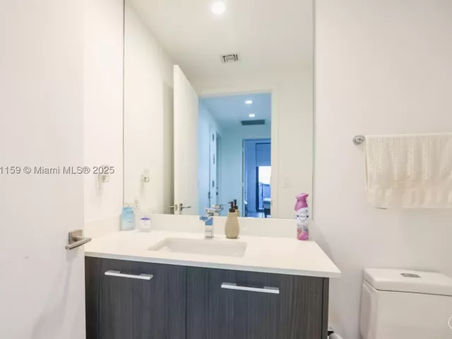 3-bedroom condo for rent in Miami - 55 SW 9th St 3906 - MondialRealty
