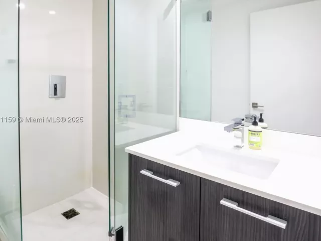 3-bedroom condo for rent in Miami - 55 SW 9th St 3906 - MondialRealty