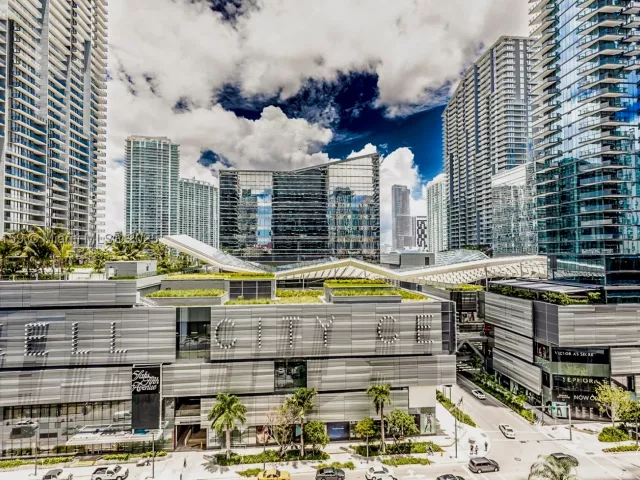 3-bedroom condo for rent in Miami - 55 SW 9th St 3906 - MondialRealty