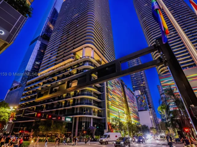 3-bedroom condo for rent in Miami - 55 SW 9th St 3906 - MondialRealty