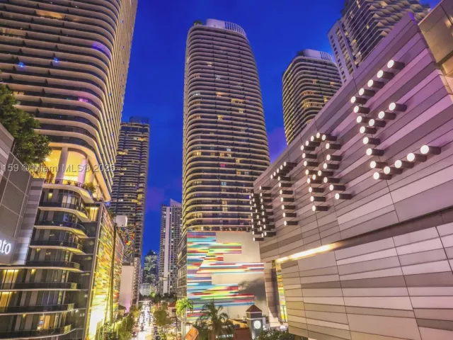 3-bedroom condo for rent in Miami - 55 SW 9th St 3906 - MondialRealty