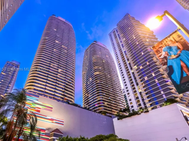 3-bedroom condo for rent in Miami - 55 SW 9th St 3906 - MondialRealty
