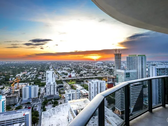 3-bedroom condo for rent in Miami - 55 SW 9th St 3906 - MondialRealty