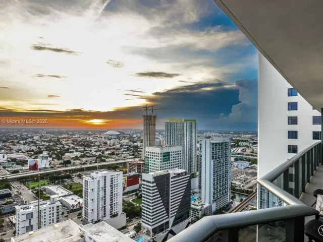 3-bedroom condo for rent in Miami - 55 SW 9th St 3906 - MondialRealty