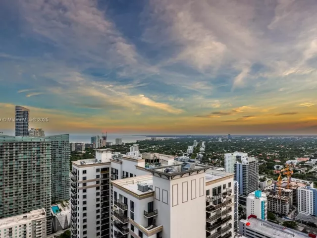 3-bedroom condo for rent in Miami - 55 SW 9th St 3906 - MondialRealty