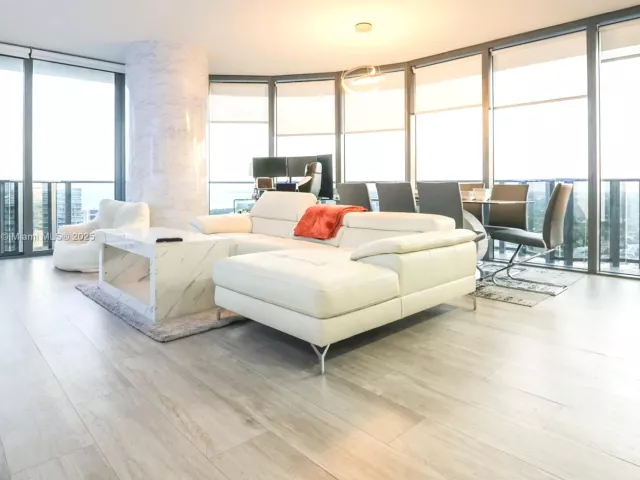 3-bedroom condo for rent in Miami - 55 SW 9th St 3906 - MondialRealty