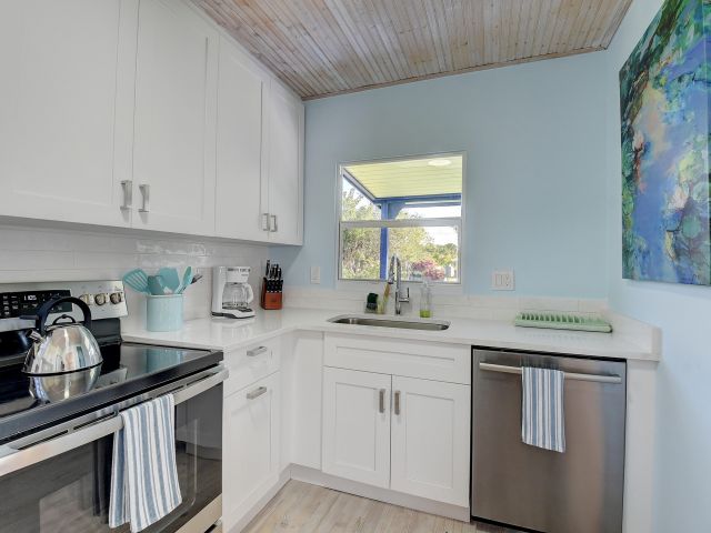 Home for rent at 212 SW 1st Avenue - photo 6425850