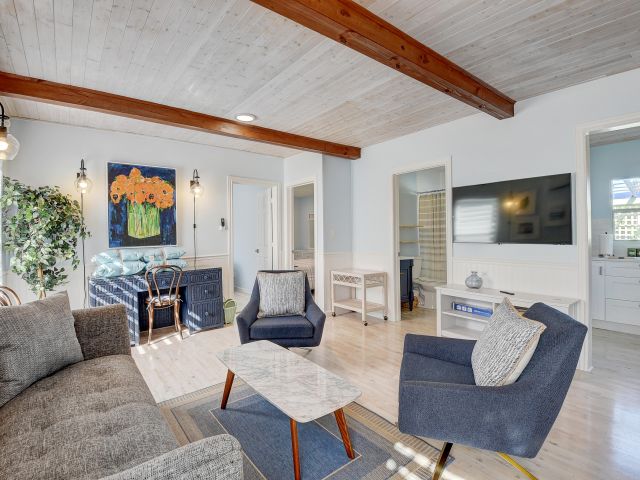 Home for rent at 212 SW 1st Avenue - photo 6425857