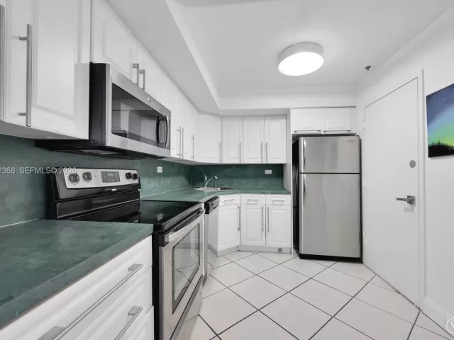 2-bedroom condo for sale in Miami Beach - 6039 Collins Ave 311 - MondialRealty