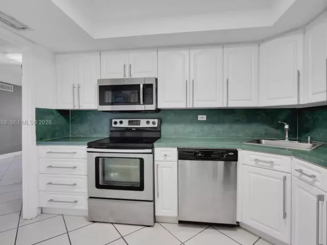 2-bedroom condo for sale in Miami Beach - 6039 Collins Ave 311 - MondialRealty