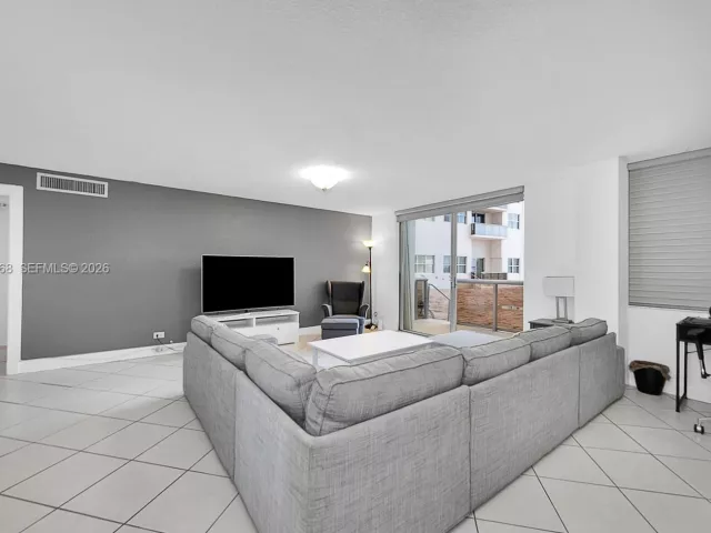 2-bedroom condo for sale in Miami Beach - 6039 Collins Ave 311 - MondialRealty