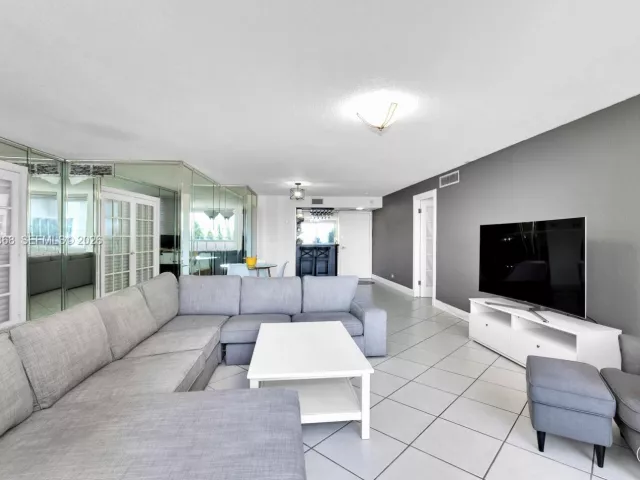 2-bedroom condo for sale in Miami Beach - 6039 Collins Ave 311 - MondialRealty