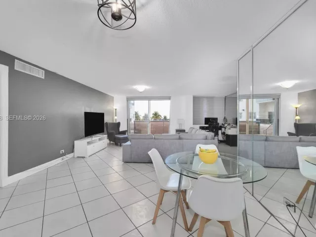 2-bedroom condo for sale in Miami Beach - 6039 Collins Ave 311 - MondialRealty