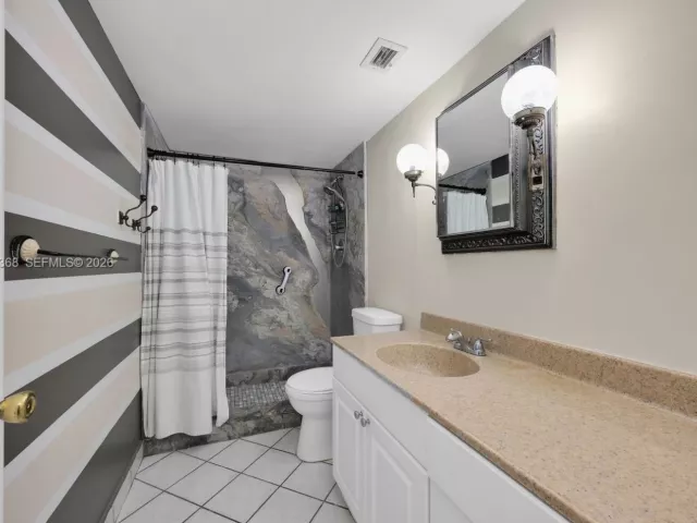 2-bedroom condo for sale in Miami Beach - 6039 Collins Ave 311 - MondialRealty