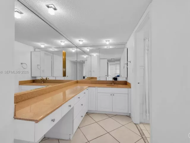 2-bedroom condo for sale in Miami Beach - 6039 Collins Ave 311 - MondialRealty