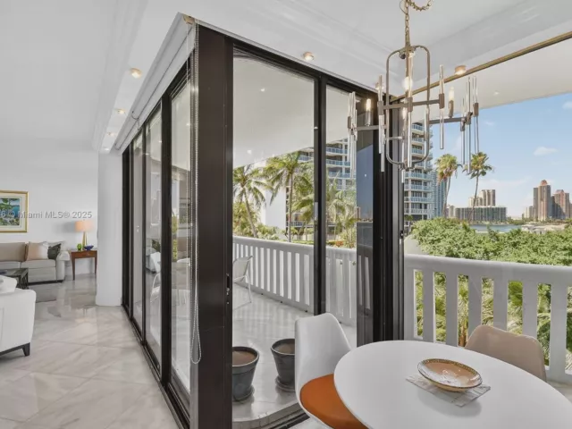 2-bedroom condo for sale in Aventura - 3000 Island Blvd 505 - MondialRealty