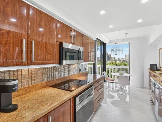 2-bedroom condo for sale in Aventura - 3000 Island Blvd 505 - MondialRealty