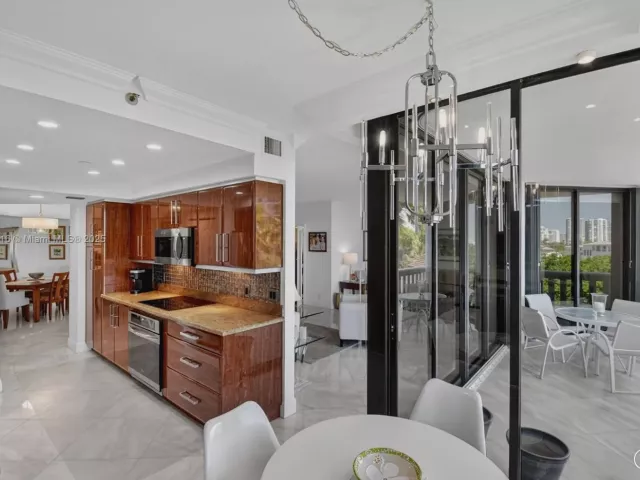 2-bedroom condo for sale in Aventura - 3000 Island Blvd 505 - MondialRealty