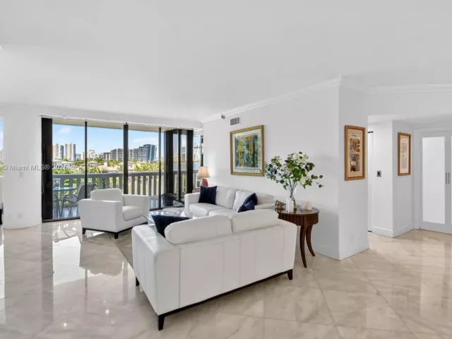 2-bedroom condo for sale in Aventura - 3000 Island Blvd 505 - MondialRealty