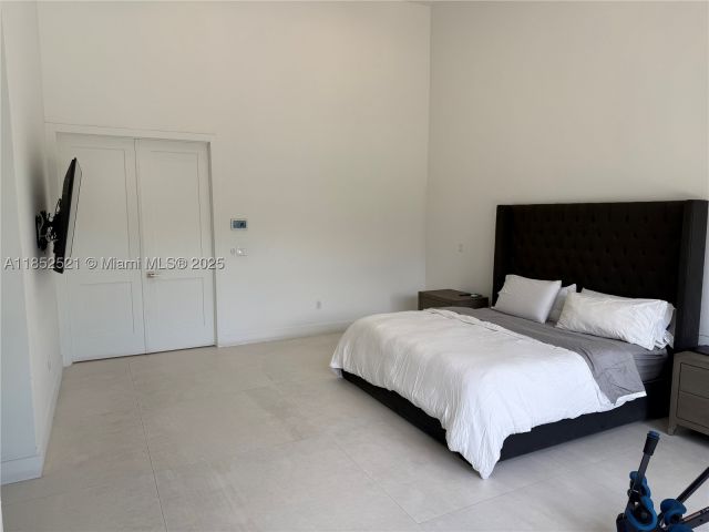 7-bedroom home for sale in Miami - 9600 SW 66th St - MondialRealty