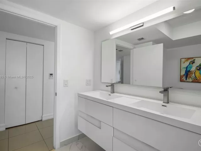 3-bedroom condo for sale in Aventura - 1000 W Island Blvd 504 - MondialRealty