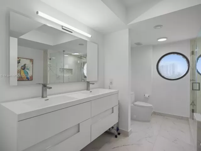 3-bedroom condo for sale in Aventura - 1000 W Island Blvd 504 - MondialRealty