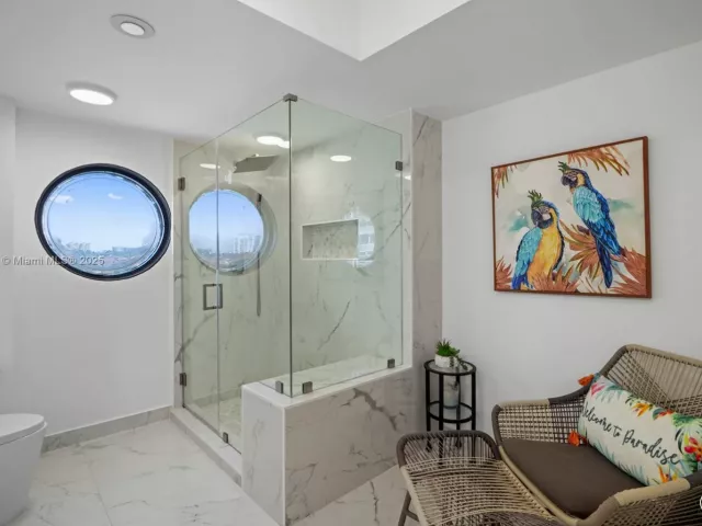 3-bedroom condo for sale in Aventura - 1000 W Island Blvd 504 - MondialRealty