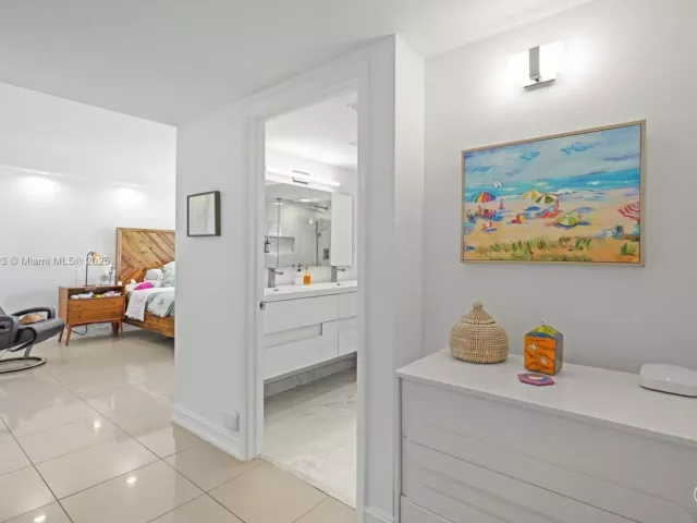 3-bedroom condo for sale in Aventura - 1000 W Island Blvd 504 - MondialRealty