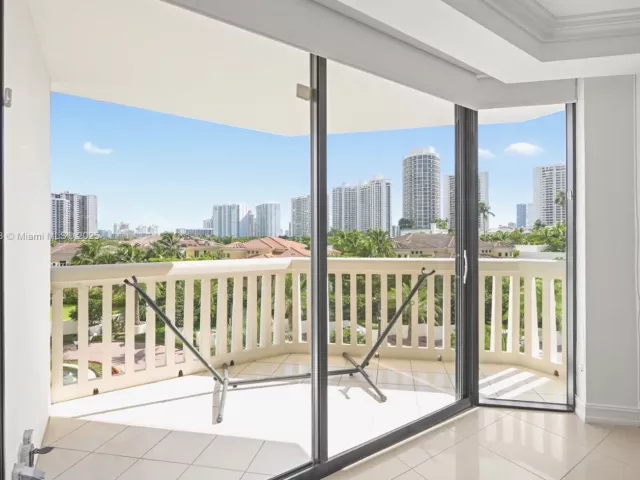 3-bedroom condo for sale in Aventura - 1000 W Island Blvd 504 - MondialRealty
