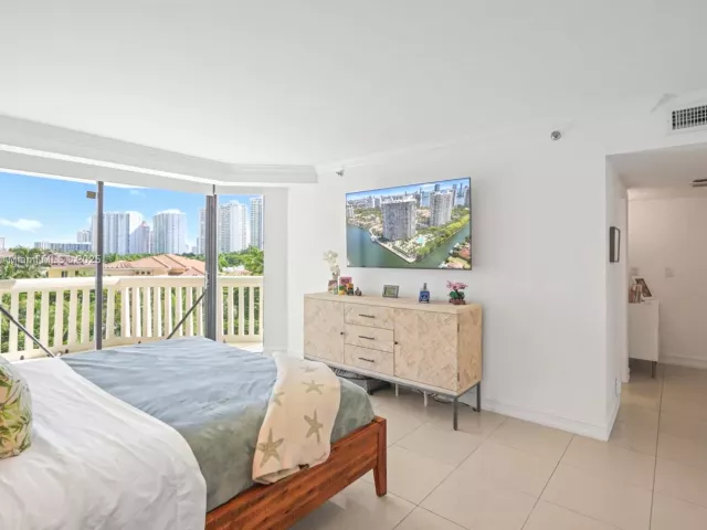 3-bedroom condo for sale in Aventura - 1000 W Island Blvd 504 - MondialRealty