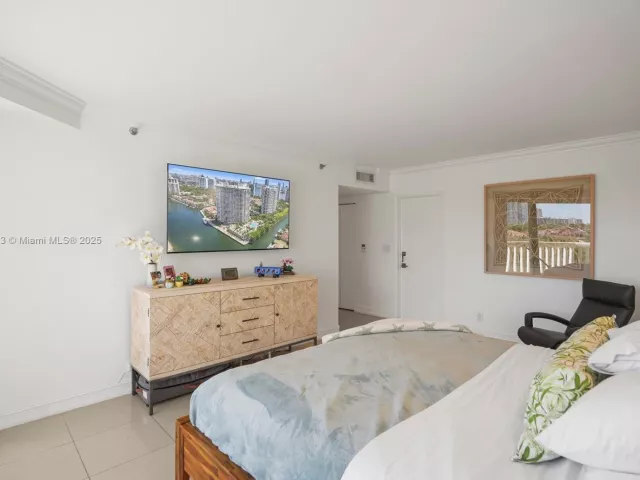 3-bedroom condo for sale in Aventura - 1000 W Island Blvd 504 - MondialRealty