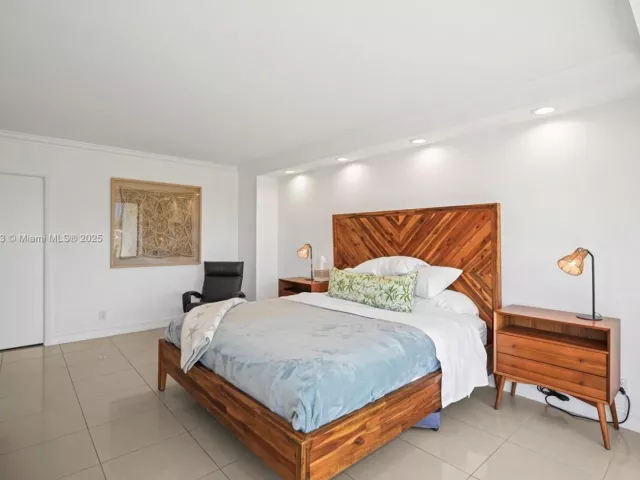 3-bedroom condo for sale in Aventura - 1000 W Island Blvd 504 - MondialRealty