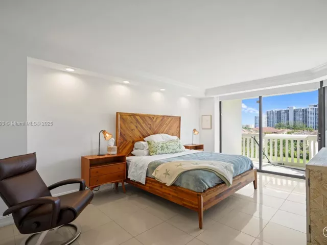 3-bedroom condo for sale in Aventura - 1000 W Island Blvd 504 - MondialRealty