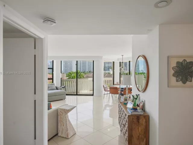 3-bedroom condo for sale in Aventura - 1000 W Island Blvd 504 - MondialRealty