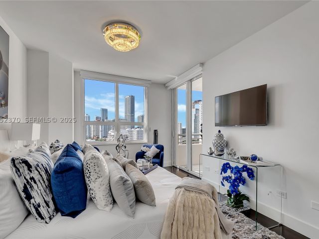 3-bedroom condo for sale in Miami - 848 Brickell Key Dr 1906 - MondialRealty