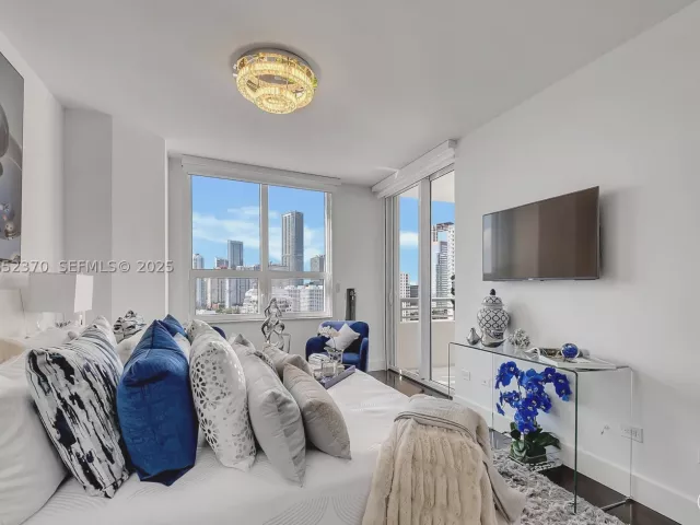 3-bedroom condo for sale in Miami - 848 Brickell Key Dr 1906 - MondialRealty