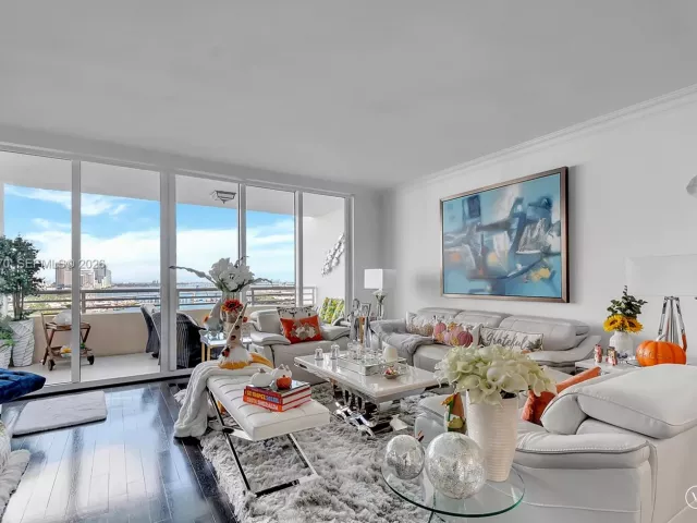 3-bedroom condo for sale in Miami - 848 Brickell Key Dr 1906 - MondialRealty