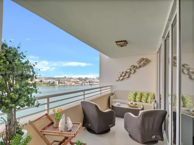 3-bedroom condo for sale in Miami - 848 Brickell Key Dr 1906 - MondialRealty