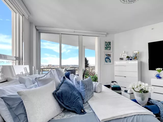 3-bedroom condo for sale in Miami - 848 Brickell Key Dr 1906 - MondialRealty