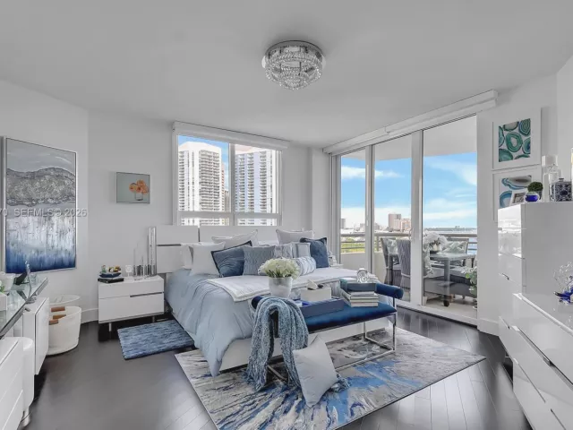 3-bedroom condo for sale in Miami - 848 Brickell Key Dr 1906 - MondialRealty