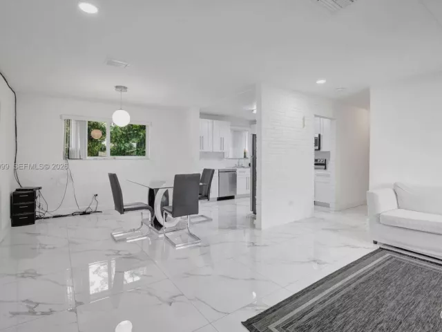 3-bedroom home for sale in Pembroke Pines - 311 SW 68th Ter - MondialRealty