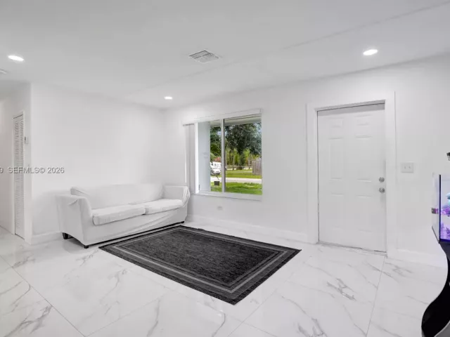 3-bedroom home for sale in Pembroke Pines - 311 SW 68th Ter - MondialRealty